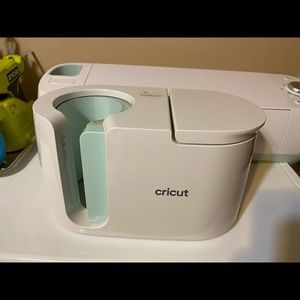 Cricut mug press took out of box never used smoke free home